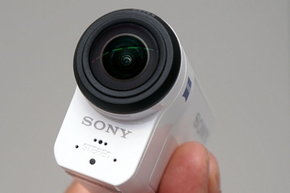 炎炎夏日，不少熱愛戶外活動的人都會買部 Action Cam，方便隨身攝錄。最近 Sony 推出全新 4K Action Cam──FDR-X3000，是去年 FDR-X1000V 的後繼機，引進新一代光學防手震技術，在 4K 拍攝和高速攝錄時，更有效地抑制相機晃動而造成影像模糊的情況。