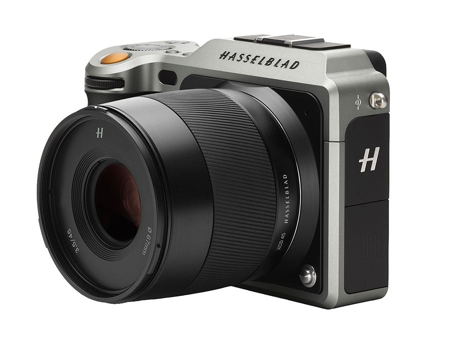 著名的中片幅相機品牌 Hasselblad 早幾日已經放出預告，將會發佈一款全新相機，足以「改變攝影產業的遊戲規則」。而這款新機昨晚亦正式登場，也就是全球首款中片幅無反 X1D。採用了 5 千萬像素中片幅 CMOS，全新的 Hasselblad X 接環加上取消了反光鏡箱的設計，令機身尺寸只有 150×98×71mm、重 725g，比起不少高階單反仲要輕巧便攜。