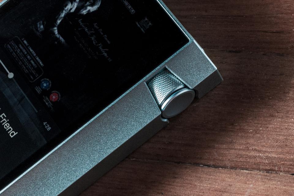 韓國品牌 Astell&Kern 繼上月推出 3 系入門作 AK300 後，估唔到咁快再來一部更入門的 AK70，售價為 $4,980，定位可說是 AK Jr 的後繼機。機身設計跟 2 系和 3 系很不同，除了更輕更薄之外，用上 Misty Mint 迷濛薄荷配色，一改剛陽形象，單是看顏色已經讓人感覺清涼！