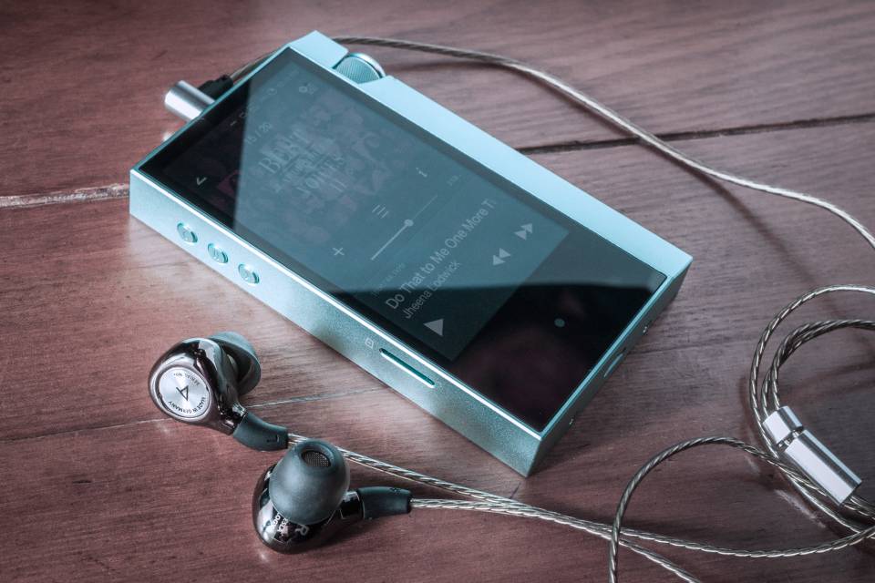 韓國品牌 Astell&Kern 繼上月推出 3 系入門作 AK300 後，估唔到咁快再來一部更入門的 AK70，售價為 $4,980，定位可說是 AK Jr 的後繼機。機身設計跟 2 系和 3 系很不同，除了更輕更薄之外，用上 Misty Mint 迷濛薄荷配色，一改剛陽形象，單是看顏色已經讓人感覺清涼！