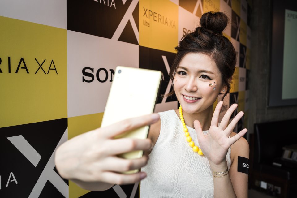 自從 2011 年 Instagram 出現第一張標籤 #selfie 的自拍照之後，這股熱潮已成為潮流指標，總有一個自拍狂熱份子係你左近！因而有不少數碼產品都以自拍為賣點，Sony 新推出 6 吋超窄邊框的 Xperia XA Ultra，就配備了 1,600 萬像素前置鏡頭，而且有齊補光燈、OIS 防手震及自動對焦，非常厲害！