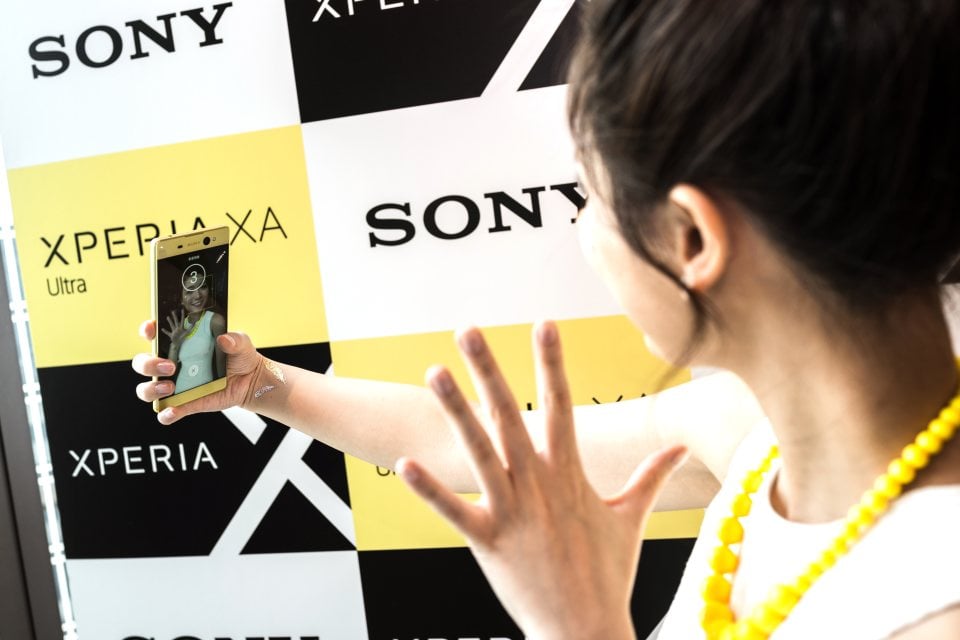 自從 2011 年 Instagram 出現第一張標籤 #selfie 的自拍照之後，這股熱潮已成為潮流指標，總有一個自拍狂熱份子係你左近！因而有不少數碼產品都以自拍為賣點，Sony 新推出 6 吋超窄邊框的 Xperia XA Ultra，就配備了 1,600 萬像素前置鏡頭，而且有齊補光燈、OIS 防手震及自動對焦，非常厲害！