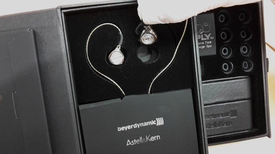 早前 Astell&Kern 在港舉行了 AK T8iE MkⅡ 發佈會，邀請到 3 位 Beyerdynamic 代表遠道由德國而來參與其中，除了講解 AK T8iE MkⅡ 多方面改良之外，還介紹德國工廠內生產耳機的每一個過程，幾乎都仰賴手工製作，讓大家可以更了解耳機是怎樣製造出來的。