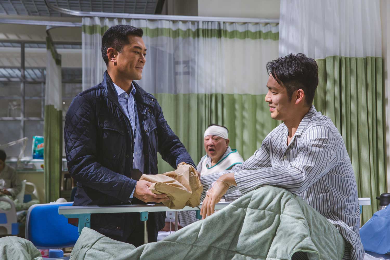 杜琪峯的《三人行》藉警匪片的類型，三位主角（警察﹑醫生和病人/賊）的角力，講專業操守﹑道德規範與人性的衝突。