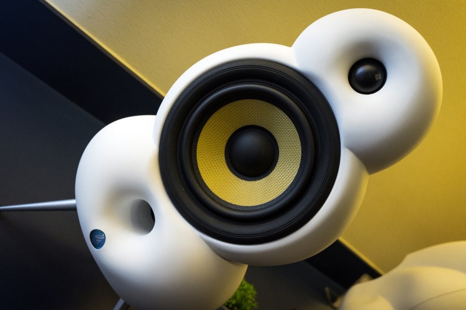 Podspeakers 品牌最近改由大昌影音做代理，所有喇叭均以圓孤形前衛設計，相當吸睛。現於香港重新定位，價錢有所調低，以及透過不同的銷售點，從而吸納一眾年青、有品味的消費者。為隆重其事，特別在港舉行一個產品發佈會，更邀請了 Podspeakers 業務總監 Brian Larsen 來港作品牌介紹及分享。