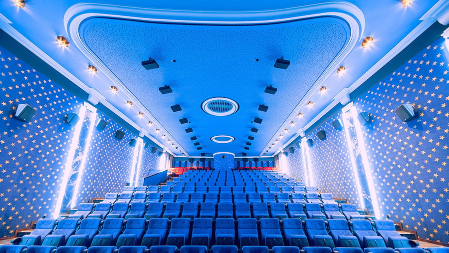 近年好多家用擴音機都支援 Dolby Atmos 環繞聲效，這款新格式源自於戲院，可說是 Dolby 繼 5.1、7.1 之後最重要的影院音效升級，將以往睇戲主要偏向平面的環繞音效，擴展到全方位包圍，令聲音都由 2D 變成 3D。