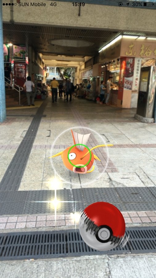 全城期待的《Pokémon Go》已正式登陸香港，於香港 App Store 及 Google Play 免費下載，必定掀起全城捉精靈熱。以下給剛入門的新手玩家一些重點須知。