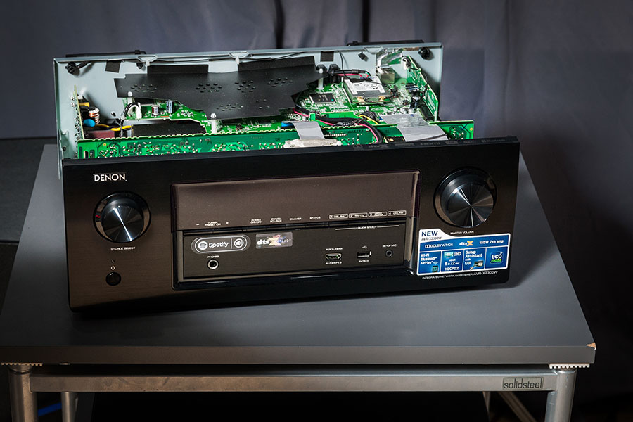 Denon 上年推出的 AVR-X2200W 相當受用家歡迎，在入門機當中擁有較高階的規格和功能，加上支援最新的 3D 環繞聲技術，成為評價極高的機款，榮獲多個影音大獎。而今年推出的最新後繼機 AVR-X2300W 就在這部出色前作的基礎上，通過硬件的改良以及聲效算法的改進，造出更精準、更具包圍感的環繞聲，榮獲歐洲 EISA 最佳家庭影院擴音機以及英國知名影音網站 What HiFi 的五星滿分評價，可以話更上層樓。