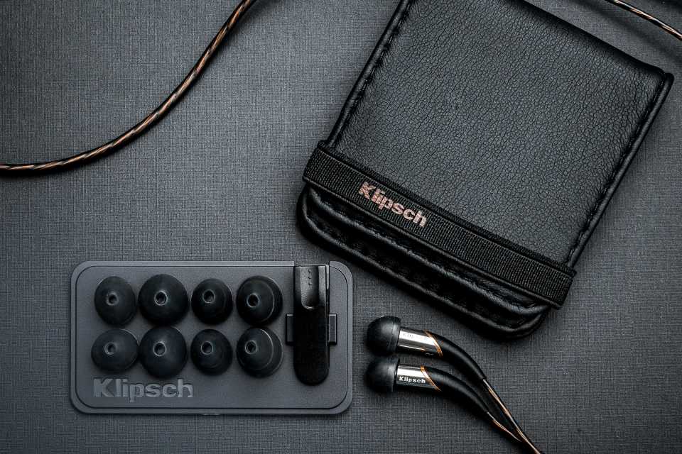 提起美國品牌 Klipsch，不少音響迷會聯想起 Tractrix Horns，是把號角喇叭發揚光大的功臣之一。近年玩埋耳機一樣掂，繼 X10i、X11i 之後，這款 X12i 繼續以輕巧見稱，而且能夠貫徹品牌傳統的音色表現。