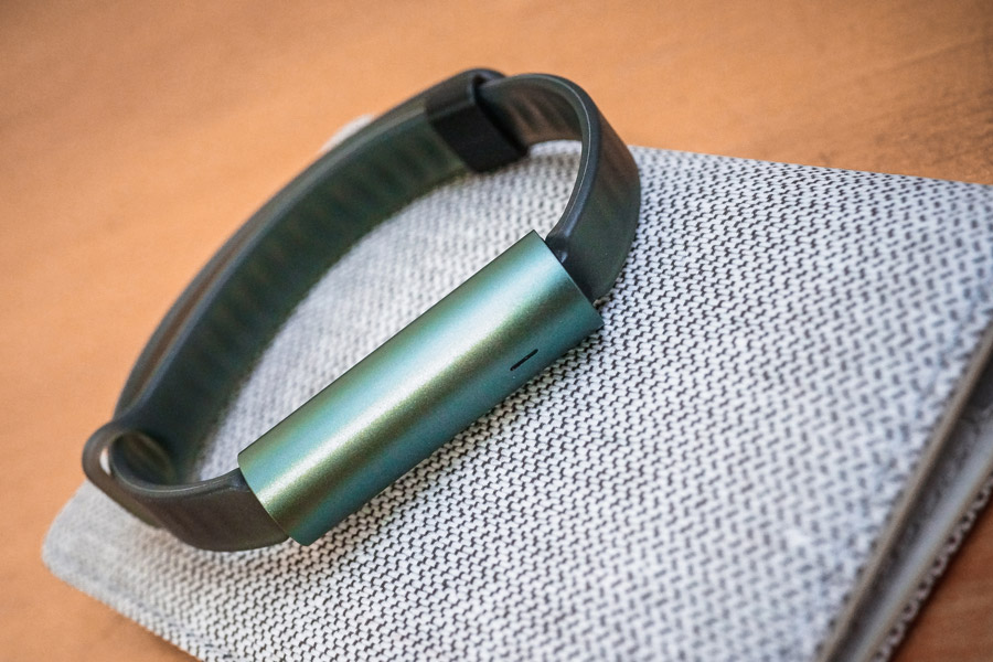 Fossil Group 旗下品牌 Misfit 今日（8 月 11 日）在港發佈兩款 Ray 及 Shine 2，讓用家每天記錄運動量及睡眠質素，同時外形不失時尚品味。不像其他智能手錶或手帶，兩款智能穿戴同樣毋須充電，使用圓餅電池，其電池使用時間長達 6 個月。