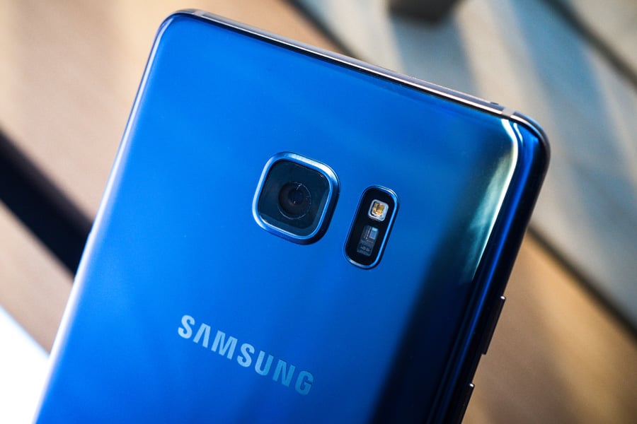 HDR 高動態範圍播放技術是近年電視的一大趨勢，Samsung 卻把這技術引入 Galaxy Note 7，成為全球首部支援 HDR 播放的手機。還有創新的虹膜解鎖功能，而金屬機身亦有驚喜，除了黑、金兩色之外，新增了珊瑚藍，筆者睇過實物，比想像中更靚，不同角度的入射光會呈現不同的藍色變化，這種藍色真係冇得輸，相信能成為今季的大熱顏色。