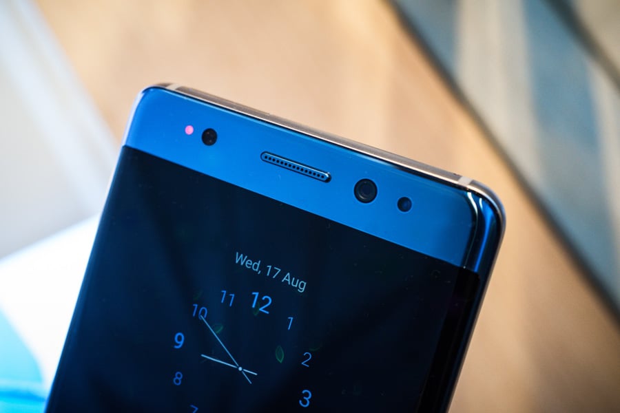 HDR 高動態範圍播放技術是近年電視的一大趨勢，Samsung 卻把這技術引入 Galaxy Note 7，成為全球首部支援 HDR 播放的手機。還有創新的虹膜解鎖功能，而金屬機身亦有驚喜，除了黑、金兩色之外，新增了珊瑚藍，筆者睇過實物，比想像中更靚，不同角度的入射光會呈現不同的藍色變化，這種藍色真係冇得輸，相信能成為今季的大熱顏色。