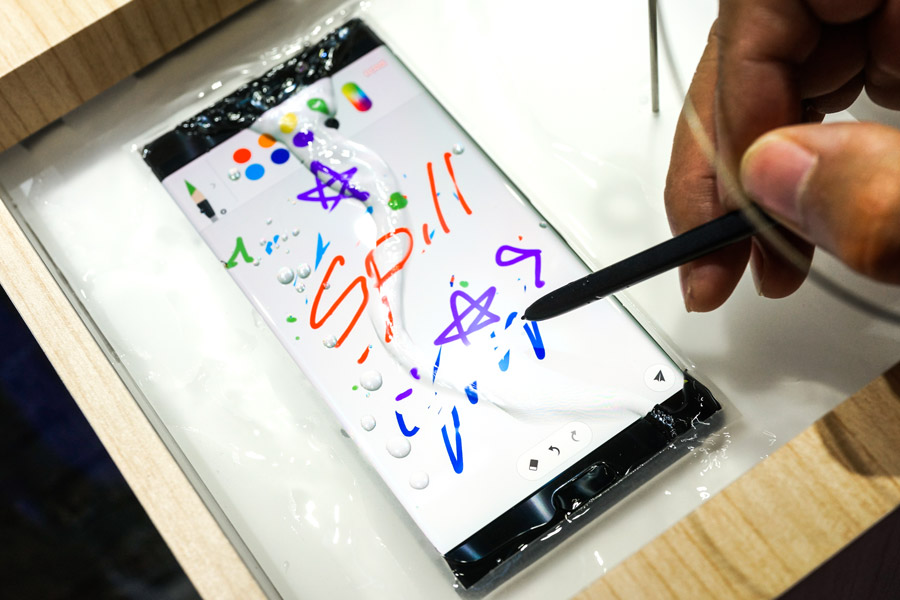 HDR 高動態範圍播放技術是近年電視的一大趨勢，Samsung 卻把這技術引入 Galaxy Note 7，成為全球首部支援 HDR 播放的手機。還有創新的虹膜解鎖功能，而金屬機身亦有驚喜，除了黑、金兩色之外，新增了珊瑚藍，筆者睇過實物，比想像中更靚，不同角度的入射光會呈現不同的藍色變化，這種藍色真係冇得輸，相信能成為今季的大熱顏色。