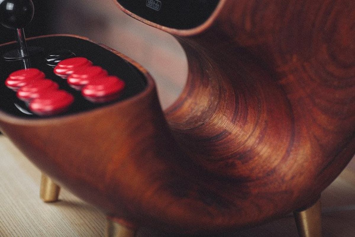 8Bitdo 專門製作仿懷舊遊戲機的藍牙手掣，最近在他們的 Facebook 專頁公佈了一部相當精美的迷你桌上街機，用上木質物料製成，搭配復古風格的按鍵和搖桿，真係睇得又打得。