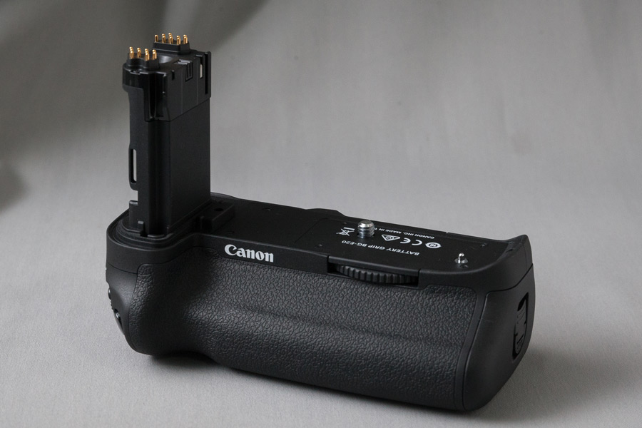 Canon 今日在全球同步公佈了旗下相當受歡的 5D 系列新一代機款 5D Mark IV，國外公佈的售價達到 $3,499 美元（約 $27,100 港元），香港發佈會上公佈的本地售價相當進取，只為 $25,480，平接近 $2,000。今代加入了 Dual Pixel RAW 功能，可以對景深及視角作少量微調，相當特別。