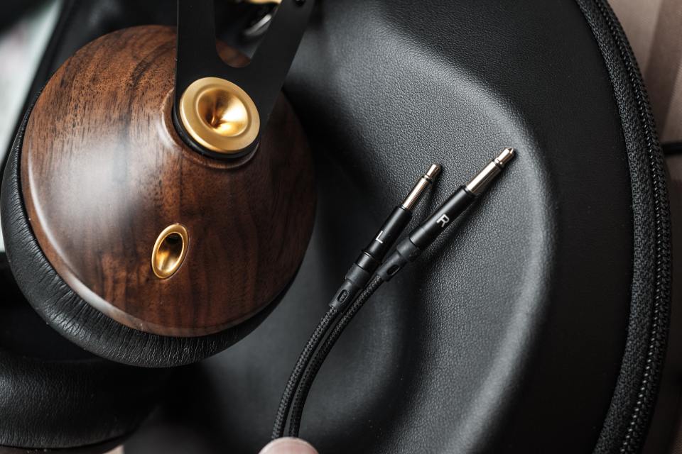 大家可能對來自羅馬尼亞的 Meze 耳機品牌有感陌生，但它在外國獲得不少用家好評。創辦人兼產品設計師 Antonio Meze，深明音樂就是生活的一部分，喜歡以木材表現自然而溫暖的聲音。Meze 99 Classics 的外殼用上原木製作，並延續了品牌一貫「價廉物美」的定位。
