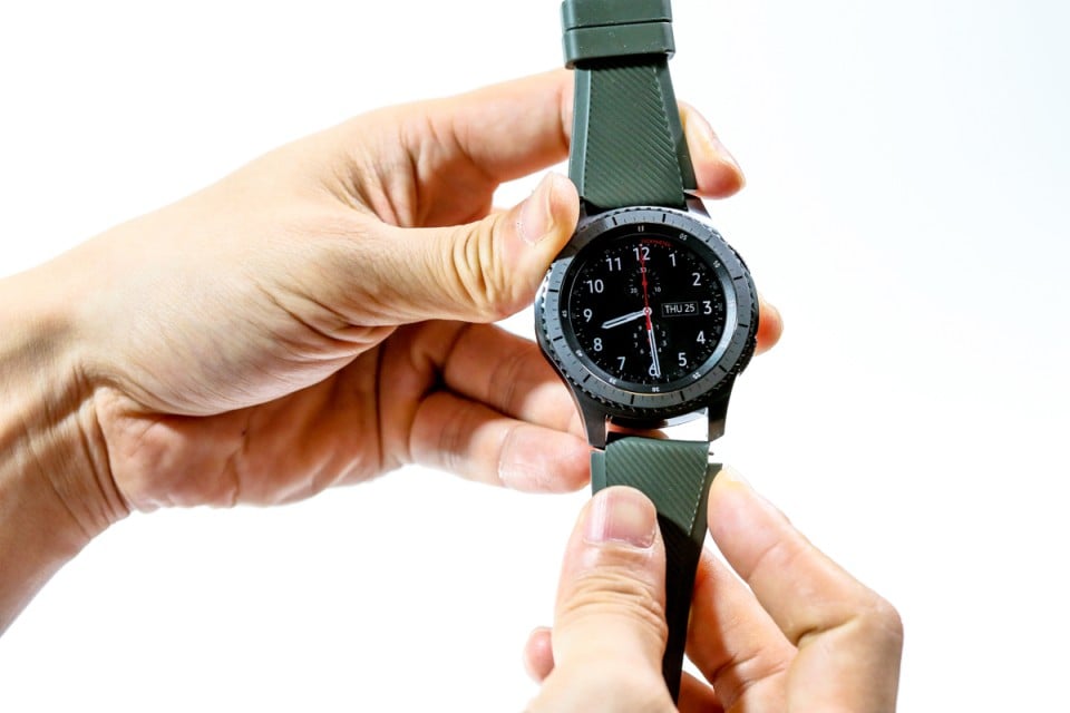 Samsung 於 IFA（德國柏林消費類電子展）開展前舉行發佈會，推出新一代智能手錶 Gear S3。為迎合不同用家的口味，配備兩款大膽革新設計，分別是粗獷堅實的 frontier 和典雅風格的 classic。