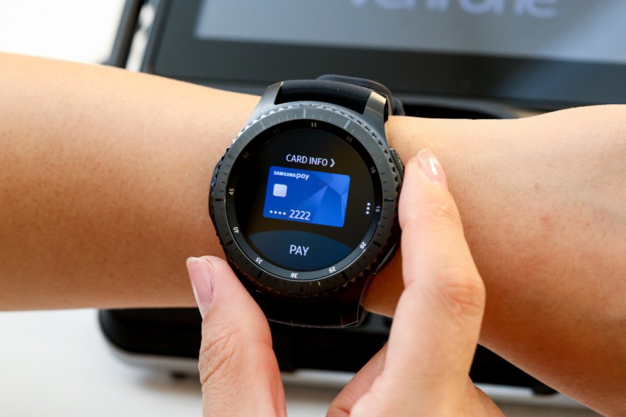 Samsung 於 IFA（德國柏林消費類電子展）開展前舉行發佈會，推出新一代智能手錶 Gear S3。為迎合不同用家的口味，配備兩款大膽革新設計，分別是粗獷堅實的 frontier 和典雅風格的 classic。