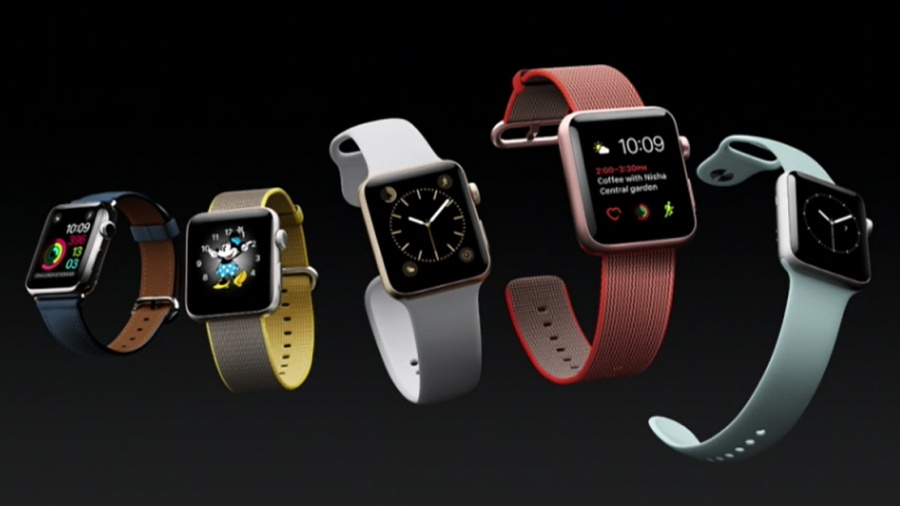 與 iPhone 7 和 iPhone 7 Plus 同日發佈的還有 Apple Watch Series 2，驟眼一看以為跟上一代 Apple Watch 毫無分別，其實在功能上提升了不少，防水設計最深可達 50 米，以及內置 GPS 定位功能，記錄路程更為準確。