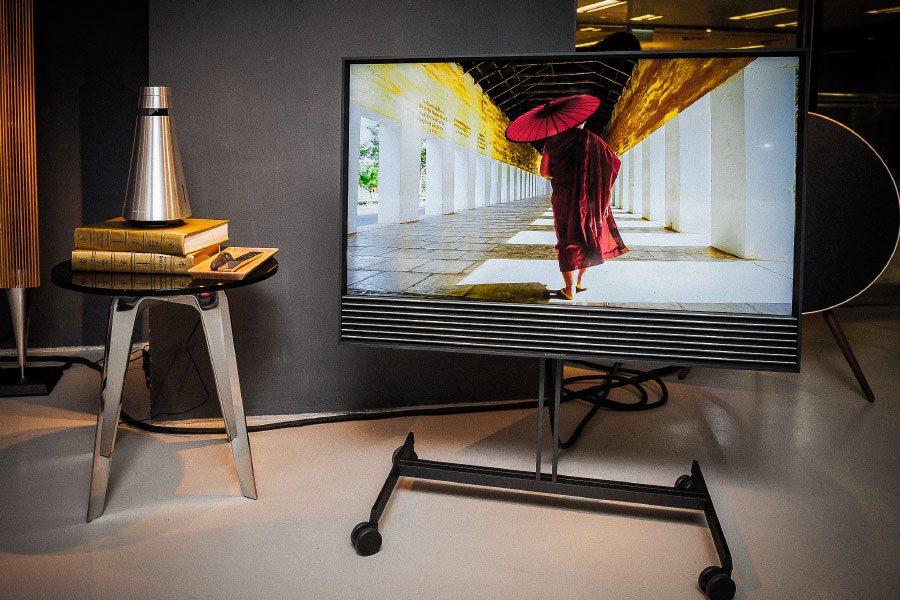 B&O 早前在德國 IFA 展覽上推出的最新 4K 電視同無線喇叭估唔到一出就已經即刻抵港，可算是亞洲地區首次亮相。兩款新電視除了 4K 解像度之外，當然都主打 B&O 的型格設計，今次同場仲有最新的 BeoSound 1 無線 360 度喇叭。