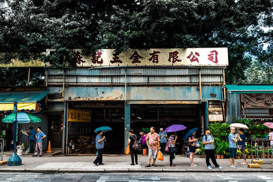 早在 1978 年，元朗被發展為新市鎮，開始變得不一樣。小時候，我每天都從外公位於石崗的農場，走到元朗市的大棠路飲早茶，是農村小孩子難得感受鄉郊以外環境的時刻，看到市內各種活力，當時覺得真的大開眼界。隨著時代變遷，元朗市進一步城市化，那時候的「新」，漸漸變成了「舊」，甚至慢慢消失了。可喜的是，今天的元朗，在不斷變遷之下依然充滿活力，有屬於自己的社區，也有自然生態環境和歷史文化遺蹟，繁盛之餘仍保留其樸實的一面。這天，我乘搭西鐵重回舊地，白天坐著輕鐵穿梭熱鬧的市集，晚上在佈滿繁星的南生圍，享受寧靜帶來的舒暢。城鄉共生，未來會否只是一個夢？