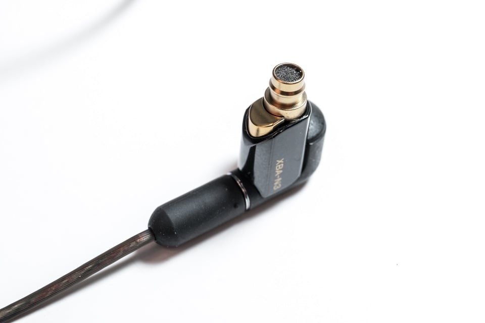 近日 Sony 在港舉行的產品發佈會，除了展示高階的 Signature Series 之外，同時亦發佈了最新的 XBA-N3AP / XBA-N1AP 入耳式耳機、PHA-2A 便攜 USB DAC 耳擴，還有全新 Extra Bass 系列無線耳機及 MDR-1000X 降噪頭戴式耳機，將旗下個人音響的產品線進行全面更新。