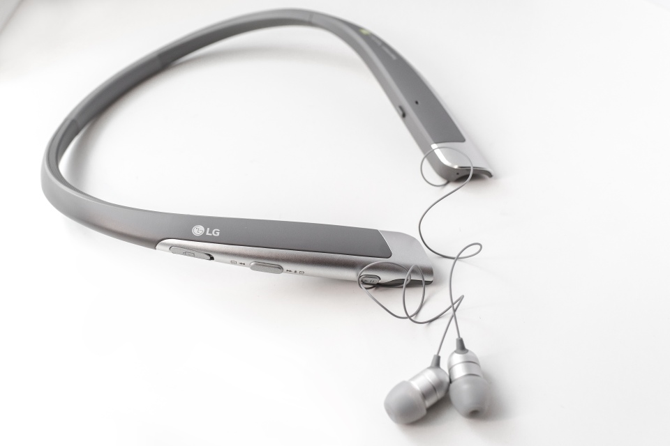 自從 iPhone 7 及 iPhone 7 Plus 刪減了 3.5mm 耳機插口之後，各耳機品牌陸續推出藍牙耳機應市。最近 LG TONE 就一口氣發佈了三款掛頸式藍牙耳機，這種設計之所以愈來愈受歡迎，主要原因是擁有不錯的電池續航力，而且可單邊使用。