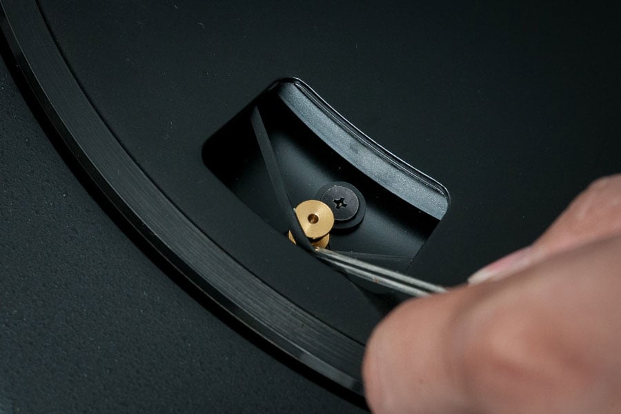 黑膠唱盤不似一體化的 CD 機，本身就是通過機械結構配合放大電路來「出聲」，所以各種機械部件配合的準確性、運作時的穩定性都相當重要，適當的調校先至有靚聲的效果。