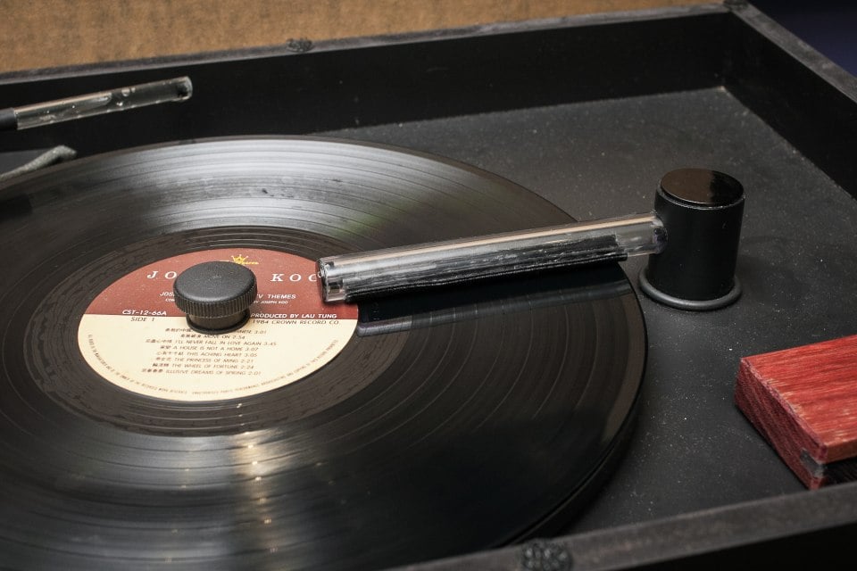 清潔黑膠唱片是相當重要的一環，對聲音播放有極大幫助。我們找來 Guru Acoustics 負責人兼資深黑膠專家李智明（CM），講解一下保養黑膠唱片的方法，以及對洗碟有個深刻的了解。