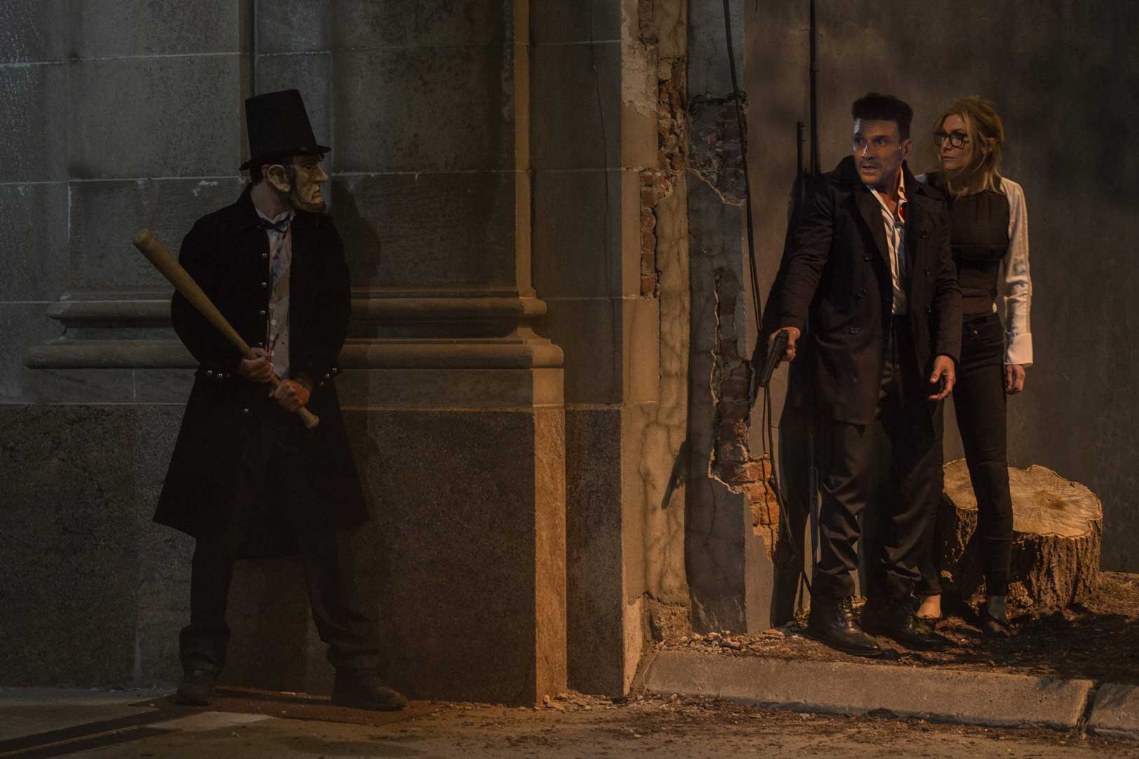 從 2013 年的《國定殺戮日》（The Purge ）開始，經過 2014 年的《國定殺戮日：全民瘋殺》（The Purge: Anarchy）到第三集《國定殺戮日：大選狂屠》（The Purge: Election Year），喜見編劇及導演 James DeMonaco 一步一步地深化主題，《大選狂屠》趁著美國總統大選年推出，頗有撥亂反正的意味，片中總統參選人女參議員 Charlie Mitchell 主要政綱，正是廢除「殺戮日」（The Purge），而支持 The Purge 的建制派陣營，被導演描繪成一群像極端邪教信徒，「殺戮日」已經提升為一種信仰。