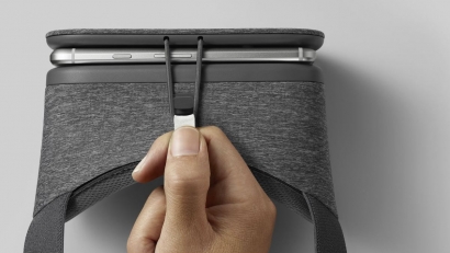 不再是紙盒　Google 最新 VR 裝置 Daydream View 登場