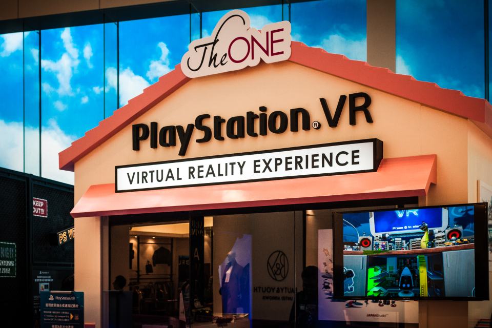 一眾機迷期待而久的 PlayStation VR，將於 10 月 13 日在尖沙咀 The ONE 舉行「PlayStation VR 午夜首賣會」。為了慶祝 Game 界盛事，明天起（10 月 8 日）至 21 日聯同 The ONE 合辦「PlayStation VR＠The ONE 試玩大會」，現場設有 4 個主題體驗區，當中最矚目為首次於香港展出的 PS VR 遊戲《Resident Evil 7》。