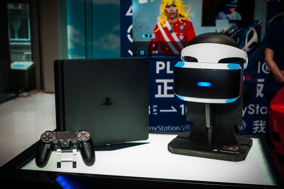 一眾機迷期待而久的 PlayStation VR，將於 10 月 13 日在尖沙咀 The ONE 舉行「PlayStation VR 午夜首賣會」。為了慶祝 Game 界盛事，明天起（10 月 8 日）至 21 日聯同 The ONE 合辦「PlayStation VR＠The ONE 試玩大會」，現場設有 4 個主題體驗區，當中最矚目為首次於香港展出的 PS VR 遊戲《Resident Evil 7》。