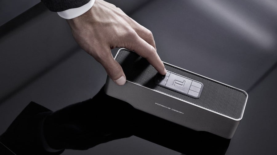 KEF 與 Porsche Design 同為經典品牌，今次聯乘推出的音響產品貴氣非凡，包括有 Gravity One 藍牙喇叭、Motion One 藍牙耳機及 Space One 主動式消噪耳機，3 款產品將於 10 月正式在香港開售。