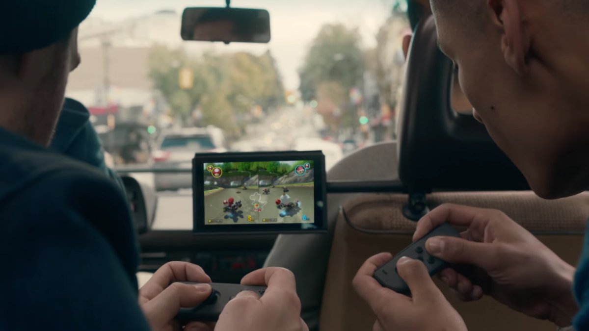 已故任天堂前社長岩田聰於  2015 年 3 月宣布開發代號「NX」的全新遊戲主機，現在正式命名為 Nintendo Switch。從名字都意想得到是分體的意思，可以放置於底座連接電視玩，亦可獨立攜帶出街玩，設計理念非常好，既是家用機，又是手提機。