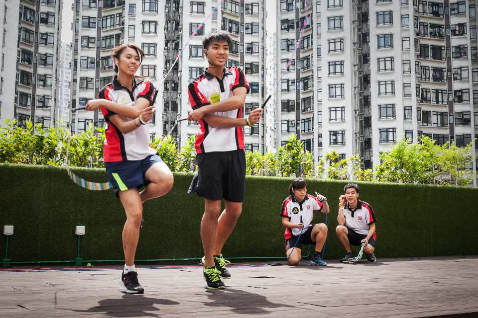 三項鐵人賽事是由游泳、單車、跑步組合而成，在香港算是比較冷門的運動。今次訪問的主角呂劍倫（Gary），早於 1995 年已開始接觸三項鐵人，至今廿年有多，曾為澳洲坎培拉省隊教練，現任 AustSports 三項鐵人會總教練，積極推廣三項鐵人運動，同時亦不斷參與鐵人競賽。Gary 日常練習有聽歌的習慣，這次他會和大家分享一下 Jaybird Freedom 的用後感。