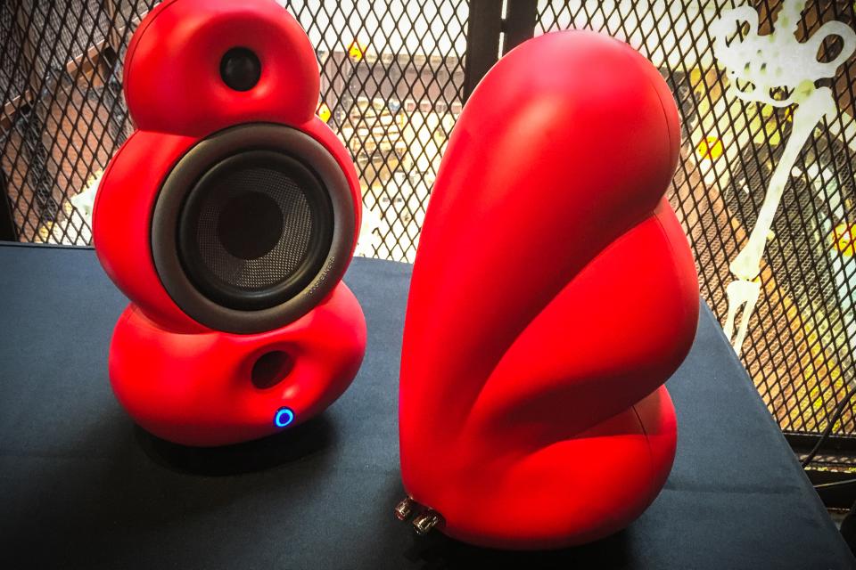 丹麥 Podspeakers 喇叭的造型以前衛搶眼見稱，20 年來獲得各界好評及多項設計大獎。今日（10 月 24 日）大昌影音為 Podspeakers 舉行了新品發佈會，旗下的喇叭 BigPod、MiniPod、MiniPod Bluetooth 及 The Drop 進行加料升級，無論機身物料及內部設計均有所改良。