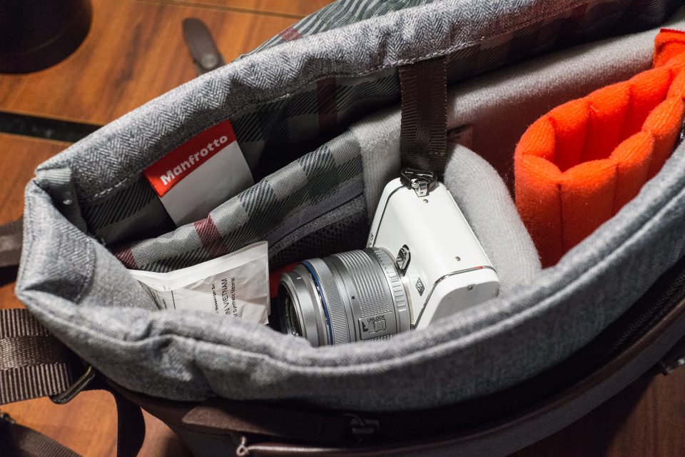 著名腳架品牌 Manfrotto 於 2011 年開始推出相機袋，今日（11 月 16 日）舉行的 Manfrotto 2016 秋冬袋款發佈會上，當中 Windsor 系列相機袋最引人注目，大玩英倫風格，袋身亦比較薄身兼設計時尚，無需帶相機時，當成出街袋都一樣適用。