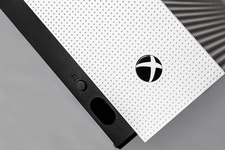 Xbox One S 會在 11 月 25 日正式發售，除了成為首部在香港推出的 UHD Blu-ray 播放機之外，最低 $2,680 的售價也是市面上最平的選擇之一。不過用遊戲機來播影碟，表現會否令人滿意？在影音應用方面的功能又是否齊全？今次我們就將 Xbox One S 當作純 UHD Blu-ray 機詳細測試一下，睇下是否真係「抵玩」。
延伸閱讀：買 Xbox One S 播 4K Blu-ray？ 準用家要知的 5 件事