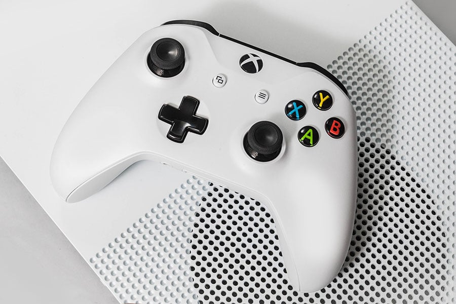 Xbox One S 會在 11 月 25 日正式發售，除了成為首部在香港推出的 UHD Blu-ray 播放機之外，最低 $2,680 的售價也是市面上最平的選擇之一。不過用遊戲機來播影碟，表現會否令人滿意？在影音應用方面的功能又是否齊全？今次我們就將 Xbox One S 當作純 UHD Blu-ray 機詳細測試一下，睇下是否真係「抵玩」。
延伸閱讀：買 Xbox One S 播 4K Blu-ray？ 準用家要知的 5 件事