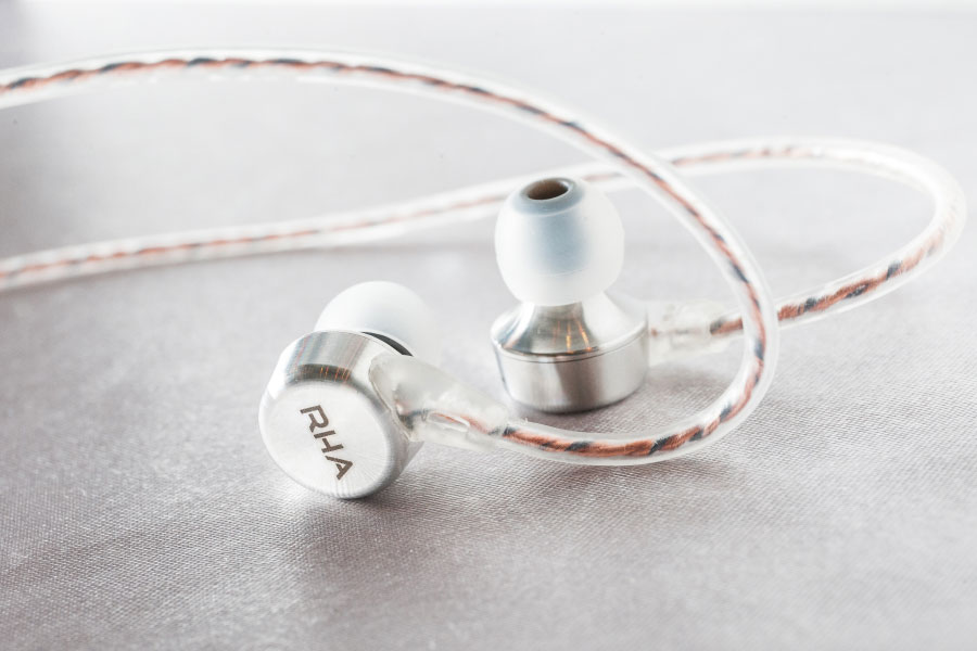 來自英國的耳機品牌 RHA 剛剛在香港公佈了全新旗艦耳機 CL1，採用了發燒級動圈和陶瓷板混合單元設計。同步登場的還有經過 3 年研發改良的全新 DAC 解碼連耳擴、便攜機款 Dacamp L1，可以組合成高阻抗、低底噪、多細節的靚聲聽歌方案。