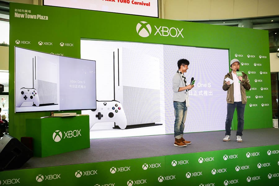 Xbox One S 正式在香港推出，成為香港首部行貨 UHD Blu-ray 播放機。發佈會當日除了有各種遊戲試玩之外，也找來了影音專家、亞洲高清協會會長李柏權先生（Alan Lee）示範 Xbox One S 播放 UHD Blu-ray 的各種畫質優勢。我們也趁機訪問了 Alan，睇下他在試用過後對這部新機及 UHD Blu-ray 的睇法。