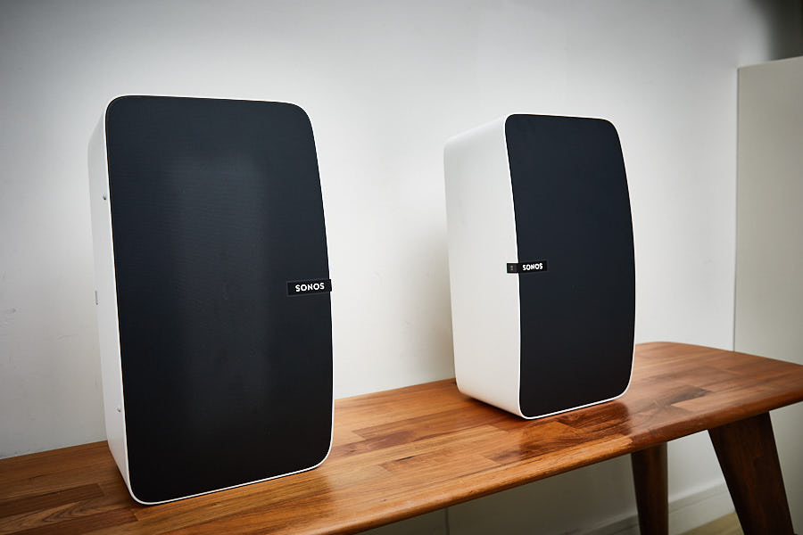 Sonos 作為其中一個最早推出無線網絡喇叭及音響的美國品牌，在歐美地區一直相當受歡迎。主打簡約、無線、multi-room 及高音質，一部手機、一部電腦就可以方便地任意操控房間內的喇叭播歌。早幾年 Sonos 打入內地市場，不過香港就比較難買到 Sonos 的產品，最近 Sonos 正式進駐 Apple Store，香港的分店都可以方便地買到 Sonos 的喇叭了。