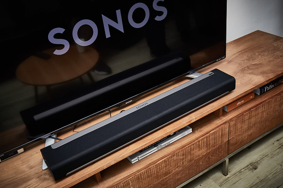 Sonos 作為其中一個最早推出無線網絡喇叭及音響的美國品牌，在歐美地區一直相當受歡迎。主打簡約、無線、multi-room 及高音質，一部手機、一部電腦就可以方便地任意操控房間內的喇叭播歌。早幾年 Sonos 打入內地市場，不過香港就比較難買到 Sonos 的產品，最近 Sonos 正式進駐 Apple Store，香港的分店都可以方便地買到 Sonos 的喇叭了。