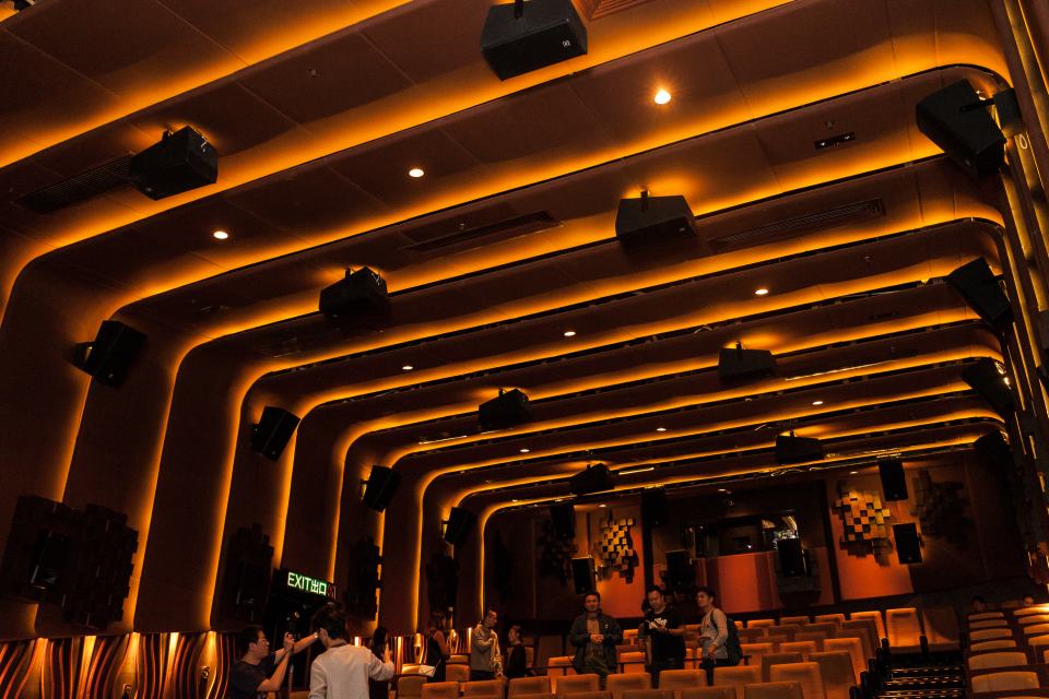 經過約半年大規模重新裝修，位於金鐘太古廣場的 AMC Pacific Place 正式重新開幕。戲院的設計以「樹木」為主題，內裡包括 6 間影院。較特別的除了 House 1 的 VIP 影院，為觀眾提供貴賓式觀感體驗外，還有面積最大的 House 6，是亞洲首間安裝了 AuroMax 3D 音響系統的影院，聲畫效果大為提升。