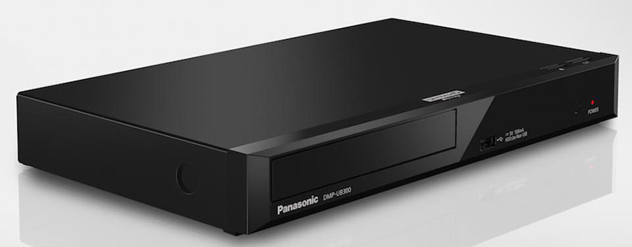 在今年的美國 CES 電子展上，Panasonic 一口氣推出了 3 部新型號的 UHD Blu-ray 播放機 DMP-UB400、DMP-UB310 以及 DMP-UB300。連帶之前的 DMP-UB900、DMP-UB700 以及支援 UHD Blu-ray 播放的錄影機系列，Panasonic 旗下的 4K 影碟播放機數量絕對是各品牌之冠，而且今次的新機更宣稱會支援比 4K 更高的 8K高解像度。