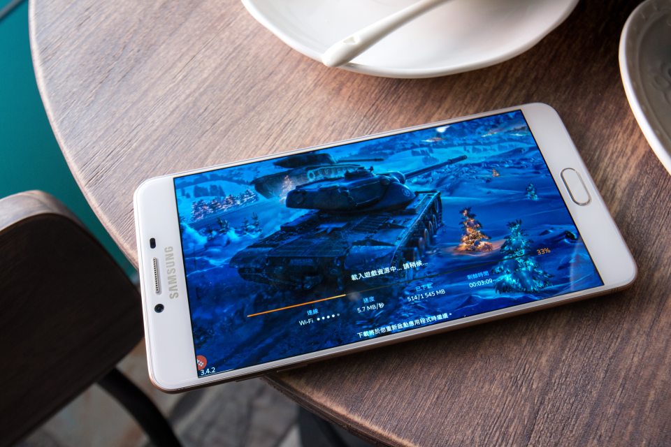 今日 Samsung 正式在港發佈 Galaxy C9 Pro，是品牌首部備有 6GB RAM 的手機，加上配備 6 吋 Super AMOLED 特大屏幕，無論打機或開啟大量軟件，依然運作暢順。