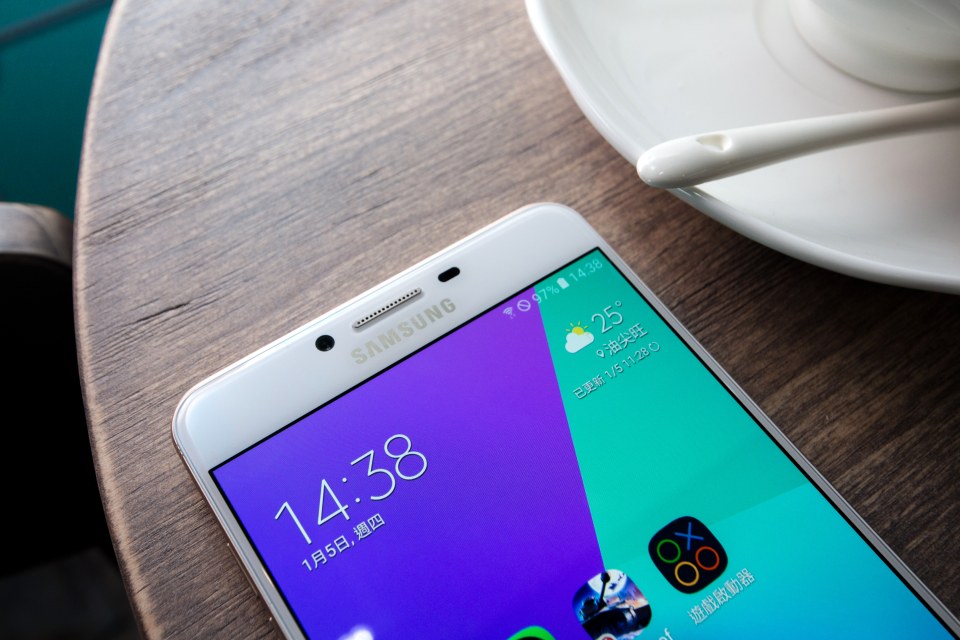 今日 Samsung 正式在港發佈 Galaxy C9 Pro，是品牌首部備有 6GB RAM 的手機，加上配備 6 吋 Super AMOLED 特大屏幕，無論打機或開啟大量軟件，依然運作暢順。