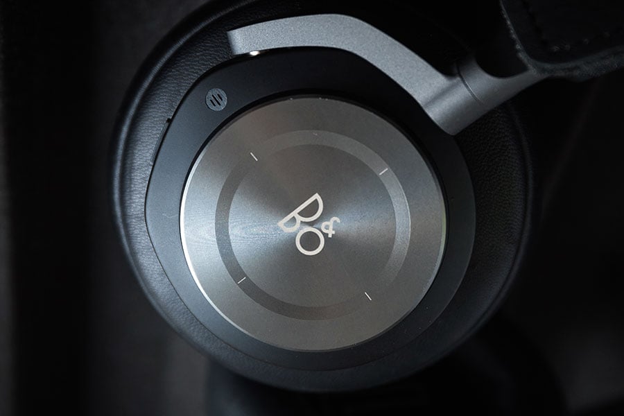 Beoplay H9 是 B&O 最新推出的罩耳式藍牙耳機，除了一貫的型格設計之外，同上年推出的 Beoplay H8 一樣配備了主動式降噪功能，同時保持了輕巧設計，重量只有 295g，而且支援 2.5 小時快充、手機 App 控制及調校等新功能。我哋今次測試下這款新耳機的音質、降噪效果以及戴落有幾舒適。