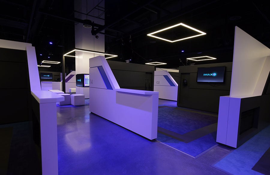 IMAX 旗下第一間提供 VR 內容體驗的影院，剛剛正式在美國洛杉磯開幕。有別於普通 IMAX 影院裝設特大的超闊投影幕，IMAX VR 影院提供 HTC Vive 頭戴式顯示器、配合 D-Box 震動座椅、Subpac 震動背心等器材，讓用家獲得一個完整的沉浸式 VR 體驗。